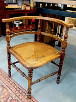 Chaise d'angle "Corner Chair" en bois tourné et assise cannée