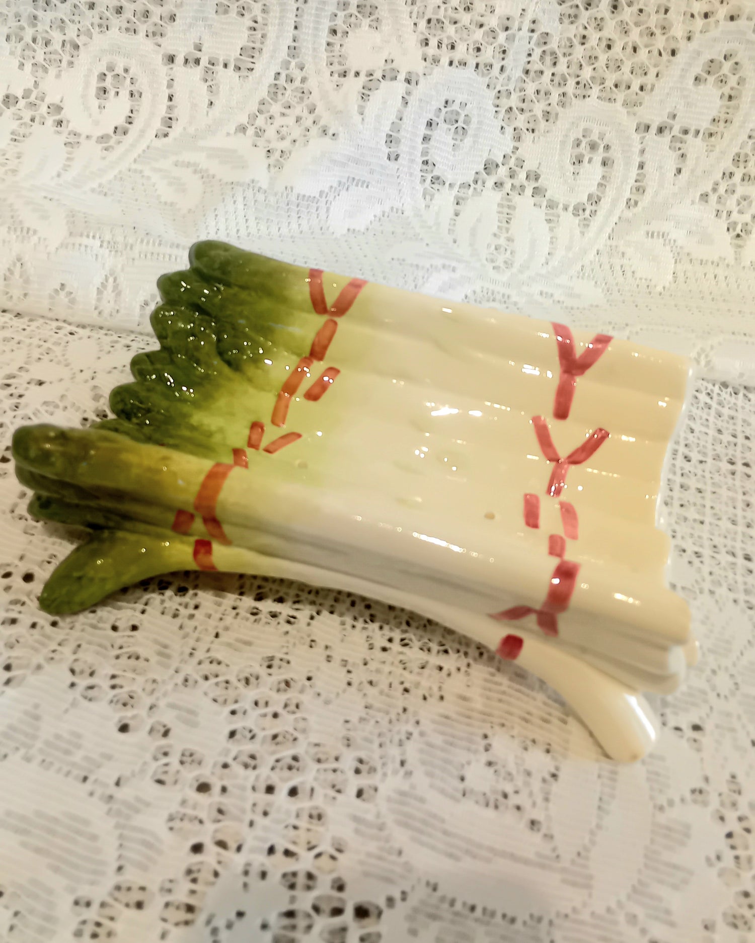 Berceau à asperges vintage en barbotine – Décor "Botte liée" – Céramique émaillée